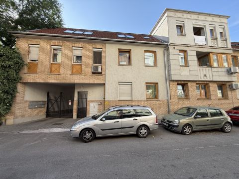 Kiadó Lakás 6000 Kecskemét , Tágas, 2 szobás belvárosi lakás zárt parkolóval KIADÓ!