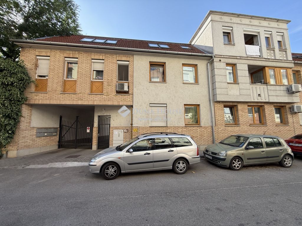 6000 Kecskemét , Tágas, 2 szobás belvárosi lakás zárt parkolóval KIADÓ! — 1/19
