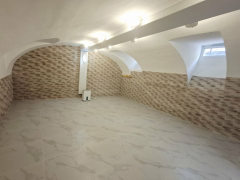 Eladó Üzlethelyiség 1024 Budapest 2. kerület , Felújított szuterén üzlethelyiség a Széll K. tér közelében