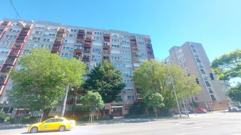 Eladó Lakás 1133 Budapest 13. kerület , Dráva utca,3.em,3 szobás,részben felújított,gyorsan kiadható