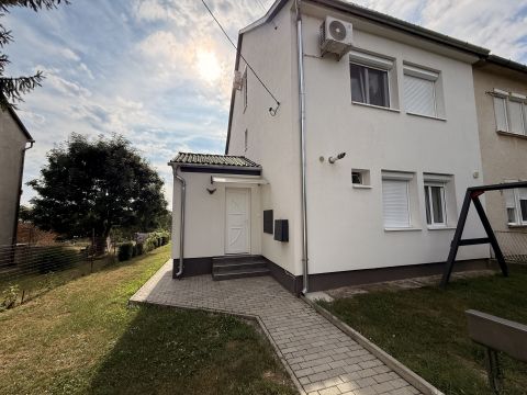 Eladó Ház 7761 Kozármisleny , felújított, 4 szobás ikerház, 28m2es üzlettel, garázzsal