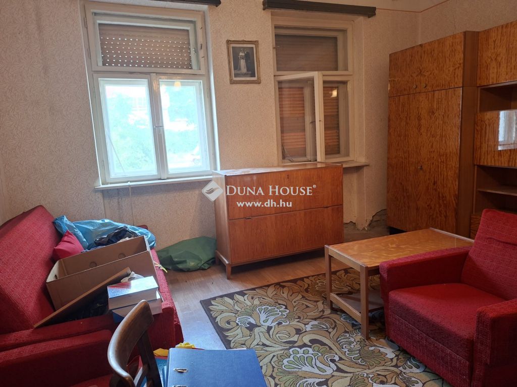8000 Székesfehérvár , Székefehérvár forgalmas utcájában. — 1/22