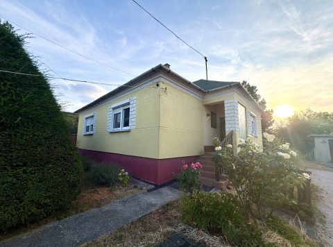 Eladó Ház 8053 Bodajk , Csendes, családias részén