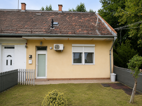 Eladó Lakás 1153 Budapest 15. kerület , Frissen festett, költözhető kis lakás, saját kerttel.