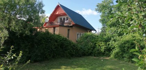 Eladó Ház 2458 Kulcs , Csendes környezetben, jó állapotú, zárkerti ingatlan eladó.