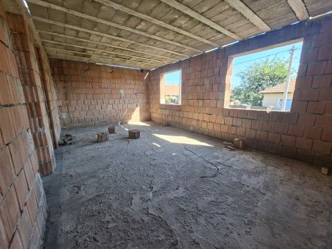 Eladó Telek 2118 Dány , Megkezdett építkezéssel aszfaltos utcában