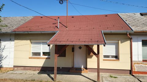 Eladó Lakás 2455 Beloiannisz , Közvetlen a központban.