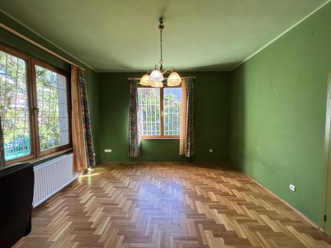 Eladó Lakás 4028 Debrecen , A Nagyerdő kedvelt utcájában földszinti 3 szobás lakás.