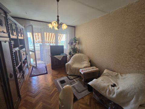 Eladó Lakás 8000 Székesfehérvár , 1+2 félszobás, jó állapotú, erkélyes lakás 
