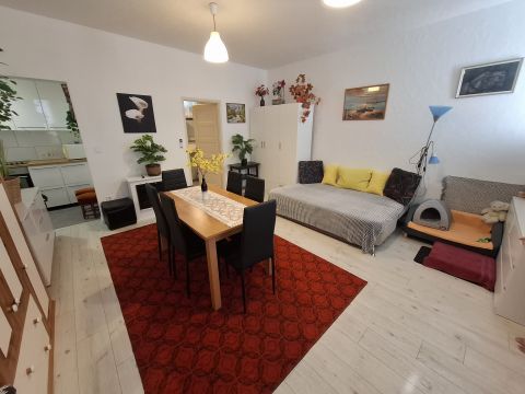 Eladó Ház 6100 Kiskunfélegyháza , Felújított, földszinti lakás a Kossuth utca mellett