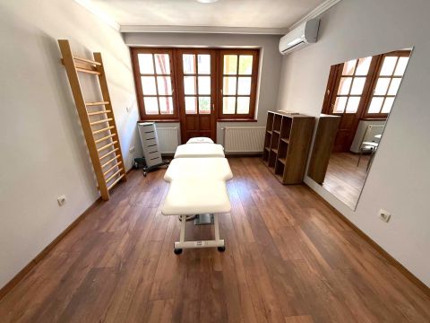 Kiadó Üzlethelyiség 6000 Kecskemét Belvárosi, földszinti, 2 szobás üzlet/iroda autóbeállóval