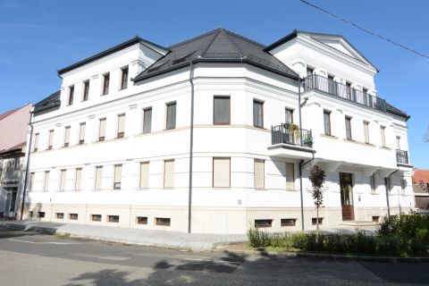 Kiadó Lakás 6000 Kecskemét , Belváros, 1. emelet, nappali+3 szoba, erkély, garázs