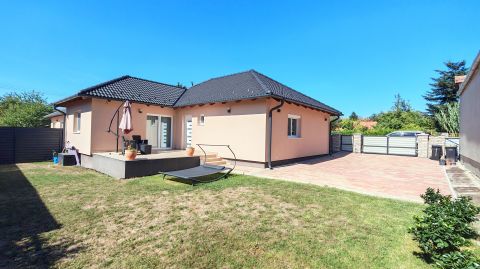 Eladó Ház 2060 Bicske Kertváros csendes utcájában