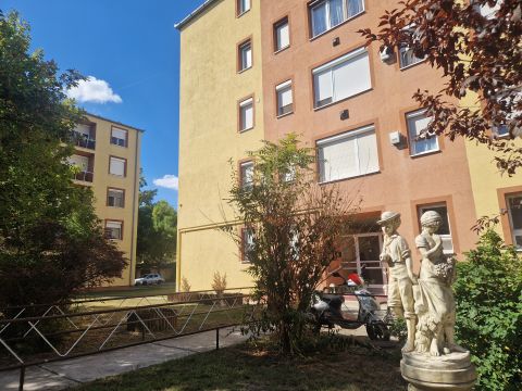 Eladó Lakás 2200 Monor , Monoron az USZODA mellett azonnal birtokba vehető lakás