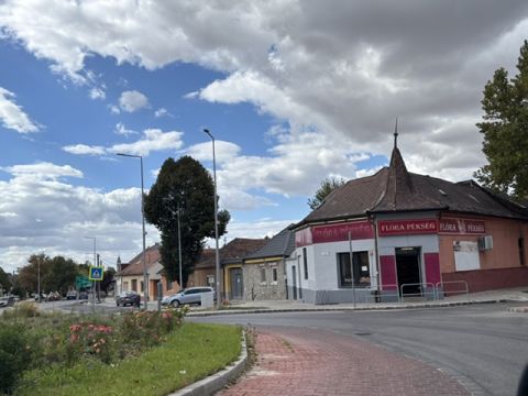 Eladó Üzlethelyiség 2500 Esztergom 