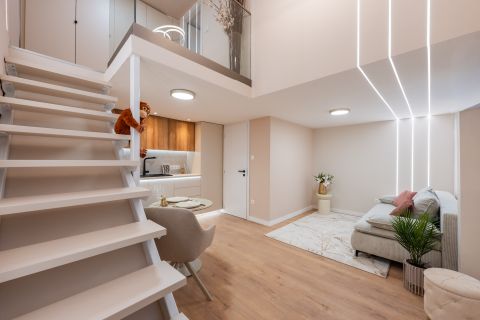 Eladó Lakás 1071 Budapest 7. kerület , Damjanich utcában felújított belső két szintes lakás