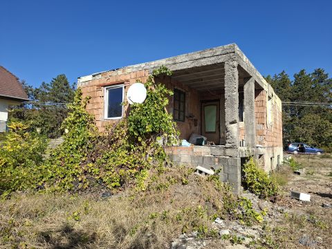 Eladó Telek 8083 Csákvár Belterületi 1570 m2- es telek közművekkel