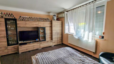 Eladó Lakás 6000 Kecskemét , Műkertváros csendes utcája...