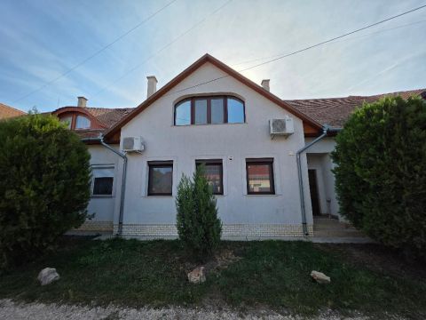Eladó Lakás 5440 Kunszentmárton , 5440 Kunszentmárton, jó, központi