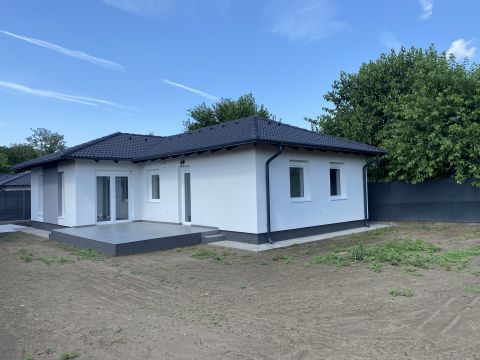 Eladó Ház 2225 Üllő , Nappali + 3 hálószobás földszintes új építésű családi ház