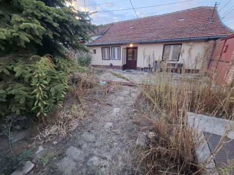 Eladó Ház 6100 Kiskunfélegyháza , Teljesen különálló, kis udvaros ház a városközpontban