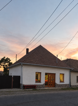 Eladó Ház 2635 Vámosmikola , Központban
