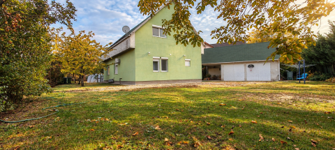 Eladó Ház 1182 Budapest 18. kerület , Gyönyörű kertel rendelkező, 8 szobás ház, jó közlekedéssel.