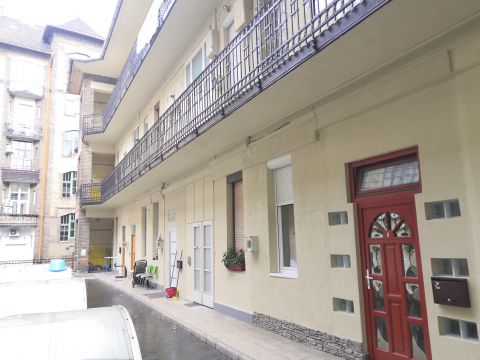 Eladó Lakás 1089 Budapest 8. kerület , Ganz társasház, felújított, kertre néző, azonnal költözhető