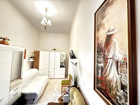 Eladó Lakás 1071 Budapest 7. kerület , Kiadható, felújított, szép házban!